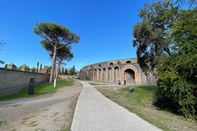 2 Hours Private Tour of Pompeii for Journey Through Time - Entering the Anfiteatro Romano: crowd energy and gladiator culture
