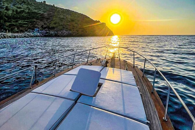 Boat experience in the crystal clear waters of Cilento - Capo Palinuro lighthouse: more than a photo stop