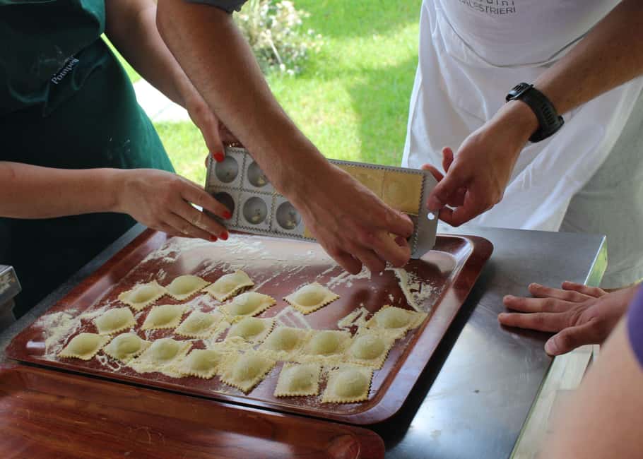 Cooking Class w/Italian Mamma from Pompei! - The setting: a calm garden lesson near Pompei