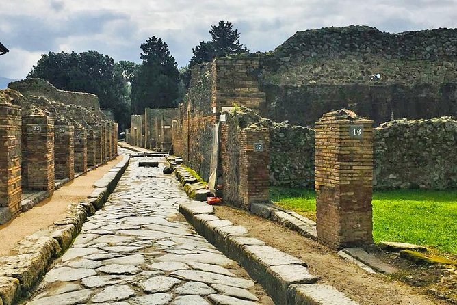 Day trip to Pompeii from Naples - Getting To the Right Spot in Naples: Parco Castello Basics
