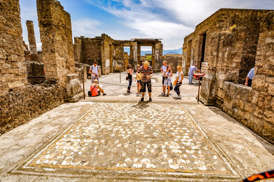 Discover Mt. Vesuvius: Private 3-Hour Tour from Pompeii - Views over the Gulf of Naples: timing and photo strategy