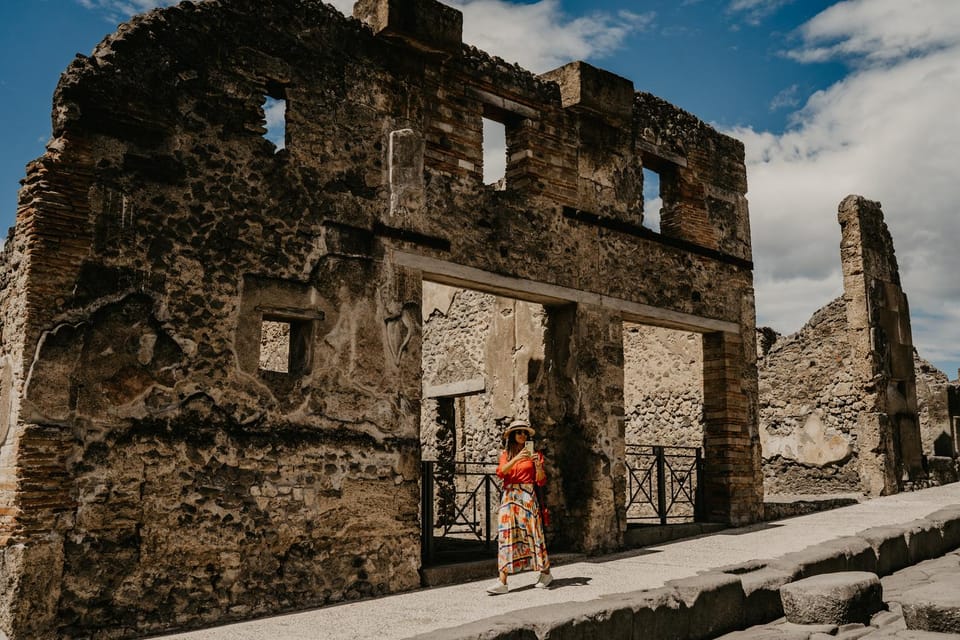 Discover Pompeii: Spanish Walking Tour of the Buried City - Finding inStazione at 10:30 (and getting in without hassle)