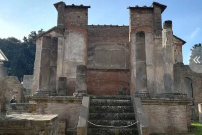 Explore and Experience Pompeii - Your start point: Piazza Esedra in Pompeii