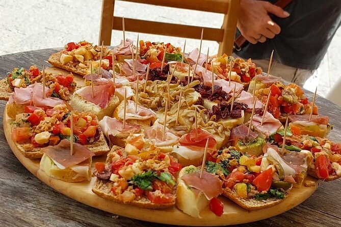 food Tour in the Spanish Quarter of Naples - The Spanish Quarter walk: where the smells and laundry lines tell the story