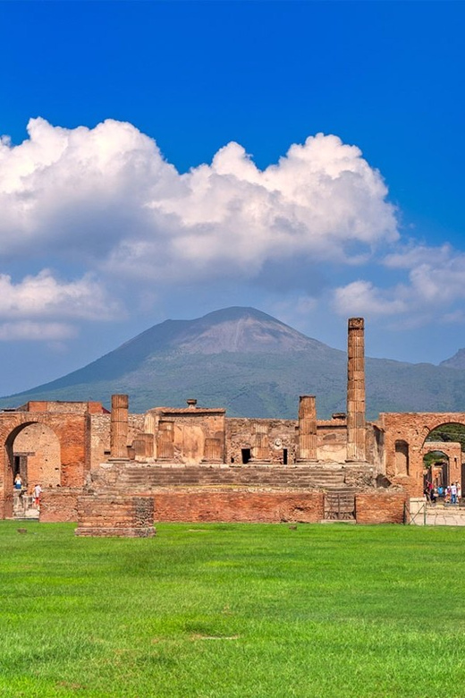 From Naples: Archeological day to Pompeii and Herculaneum - Ercolano (Herculaneum) in 2.5 hours: smaller footprint, strong impact