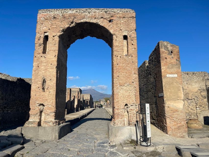 From Rome: Full Day Pompeii and Naples Tour - Naples pizza at a seafront restaurant: what lunch actually gives you