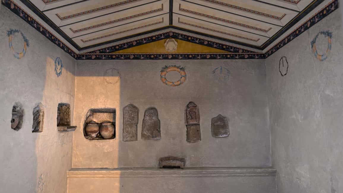 Hypogeum of the Crystallines Standard Visit - Frescoes and architecture: the details that make this one worth returning to