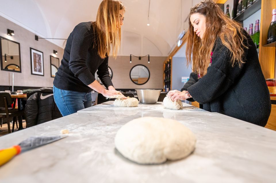 Naples: Authentic Neapolitan Pizza Making Class - Languages and the guide-led format