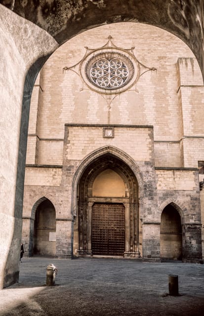 Naples: Church Of Santa Chiara Guided Tour - Cloister time and the majolica tiles: how to enjoy the details without rushing