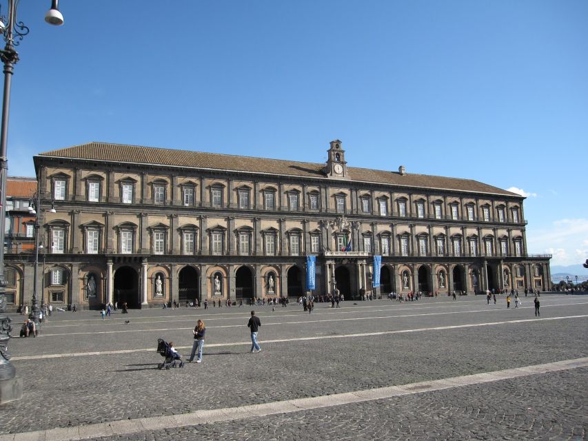 Naples: City and Street Food Market - Getting your bearings fast in Piazza Municipio