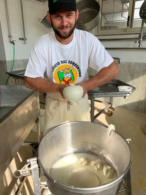 Naples: Mozzarella experience - Entering A Naples Dairy From Rione Alto