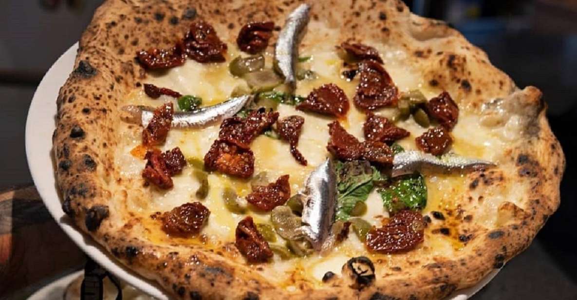 Naples: Pizza tasting gourmet experience - The two classics: Margherita and Cosacca with named ingredients