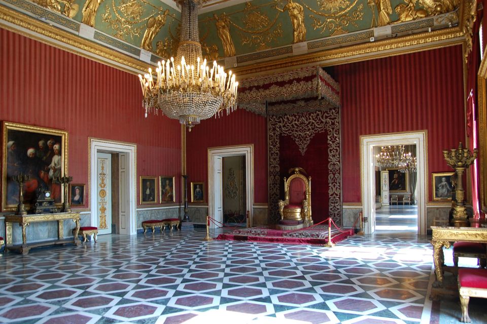Naples: Royal Palace and Spanish Quarter Private Tour - Quartieri Spagnoli (Spanish Quarters): the traditional Naples vibe