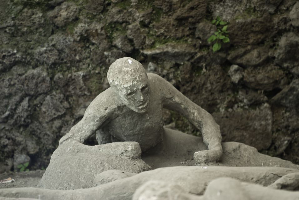Naples: Sorrento and Pompeii with lunch & tickets included - Sorrento Stop: Views, Food Tasting, and an Hour to Wander