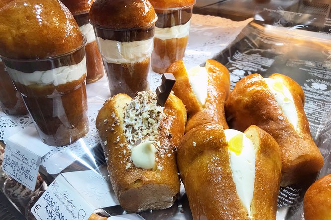 Naples: Street Food and Sightseeing Tour with Local Expert - San Gregorio Armeno backstreets and the nativity-maker zone