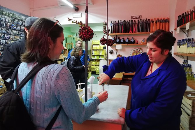 Naples: Street Food and Sightseeing Tour with Local Expert - Group size, language, and how guides shape the experience