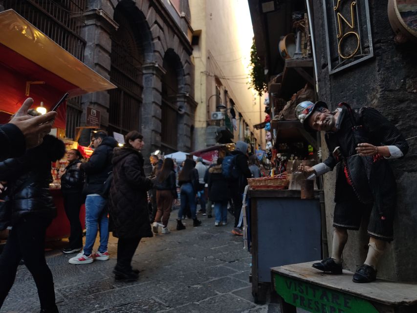 Naples: the magic of Christmas and Nativity scenes - Santa Maria del Purgatorio ad Arco: where sacred meets street life