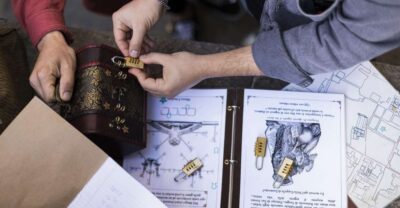Naples: The Path of the Immortals Treasure Hunt Walking Tour - Finding the start at Bagoff - Deposito Bagagli