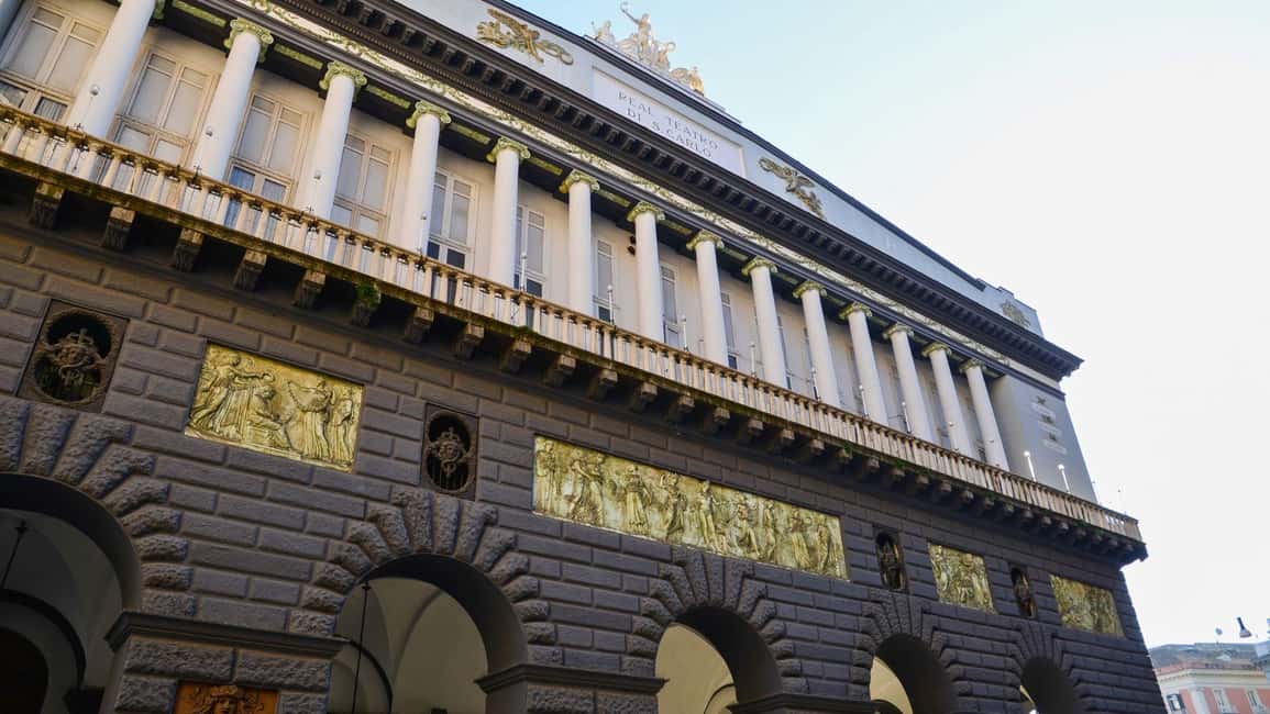 Naples: tour between Maschio Angioino and Plebiscito square - From Caffè Gambrinus to Maschio Angioino Castle: getting oriented in 2 hours
