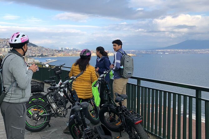 Naples tour by E-BIKE - Castel dell’Ovo by bike: entering the ancient village