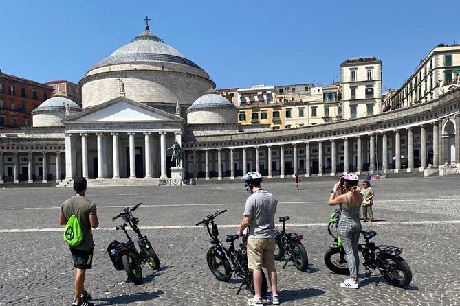 Naples tour by E-BIKE - How the included snacks and gift backpack make a difference