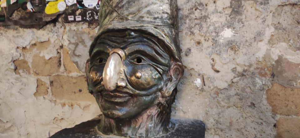 Naples Walking Tour: Old Town and Spaccanapoli - San Gregorio Armeno: nativity scenes, craft, and the icon mix