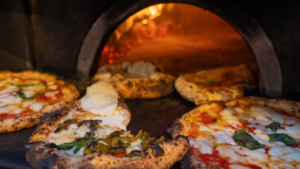 Pizza lesson - NaplesBay COOKING LESSON LAB: the spot that makes it feel real