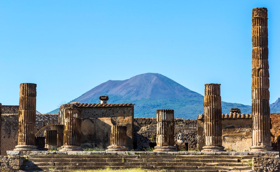 Pompei tickets and Audioguide in the office - Meeting at the QUO VADIS TOUR office and getting your audioguide