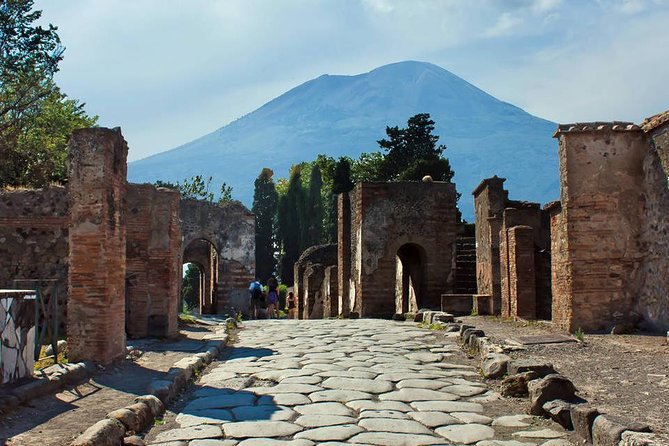 Pompeii 2 h guided tour - Skip-the-line Priority Access - Walking Pompeii: Cobblestones, Sun, and What to Wear