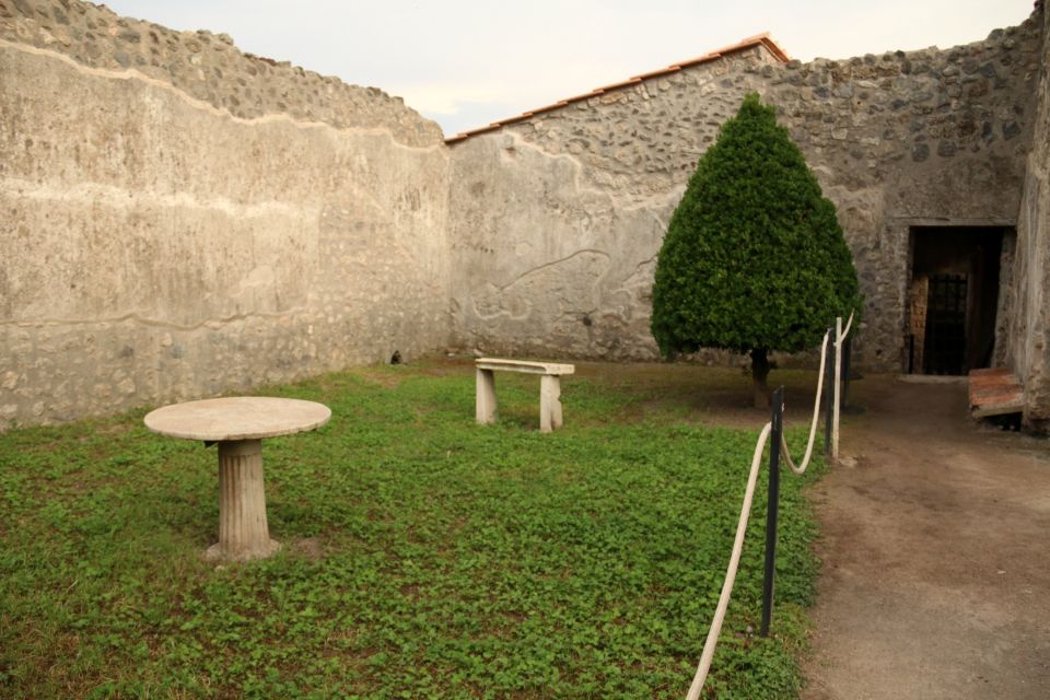 Pompeii 2-Hour Private Tour - Stop 1: Via Villa dei Misteri, 2 — getting oriented on the right foot