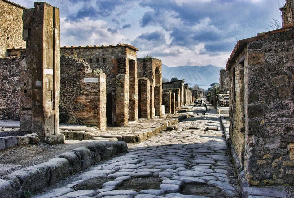 Pompeii: 2H group guided tour with a certified guide - Weather, footwear, and the practical items you should pack