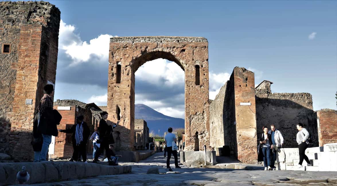 Pompeii : 2h small group tour with an archeologist - Meeting at Pompei Scavi: a low-stress start