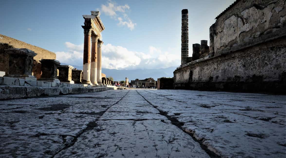 Pompeii : 2h small group tour with an archeologist - Should you book this Pompeii small-group archaeologist tour?