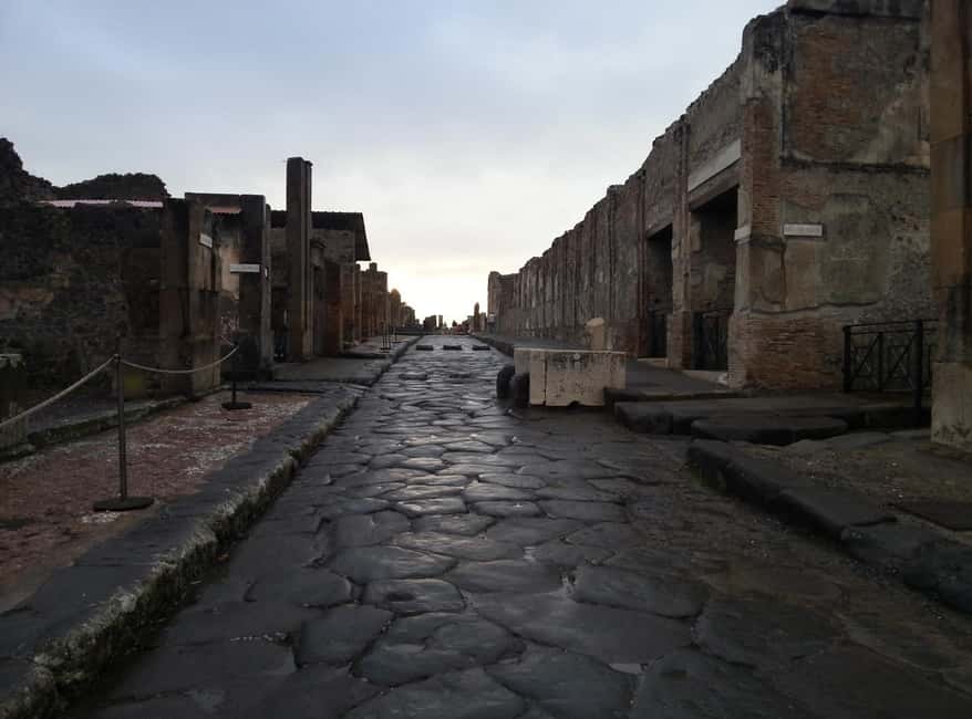 Pompeii : 2h small group tour with an archeologist - What you really get: an archaeologist guide, not just a walk