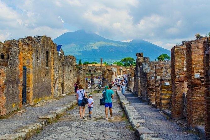 Pompeii and Herculaneum small group tour - skip the line - Herculaneum Turns Up the Intimacy: Houses, Baths, and Charred Wood