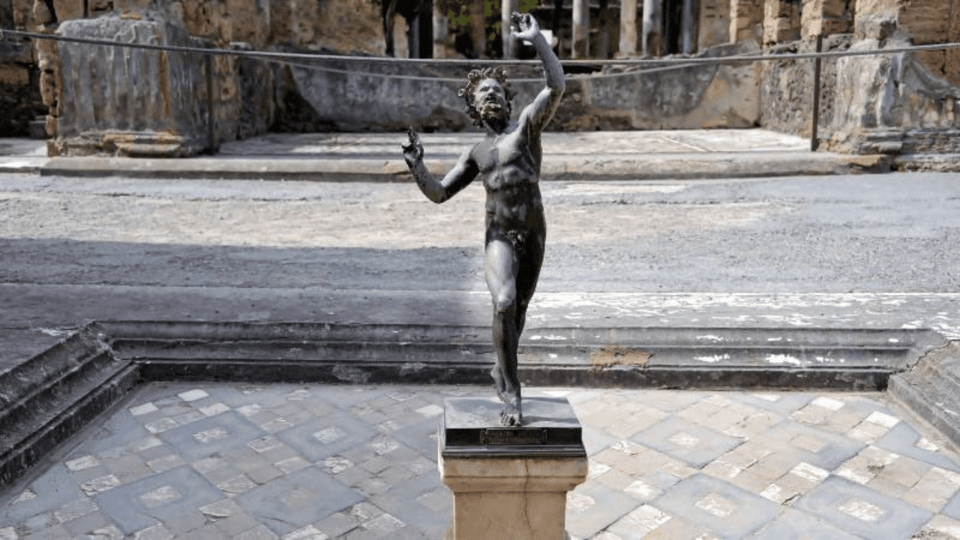Pompeii Audioguide - TravelMate app for your smartphone - Basilica of the Friars: the public heart