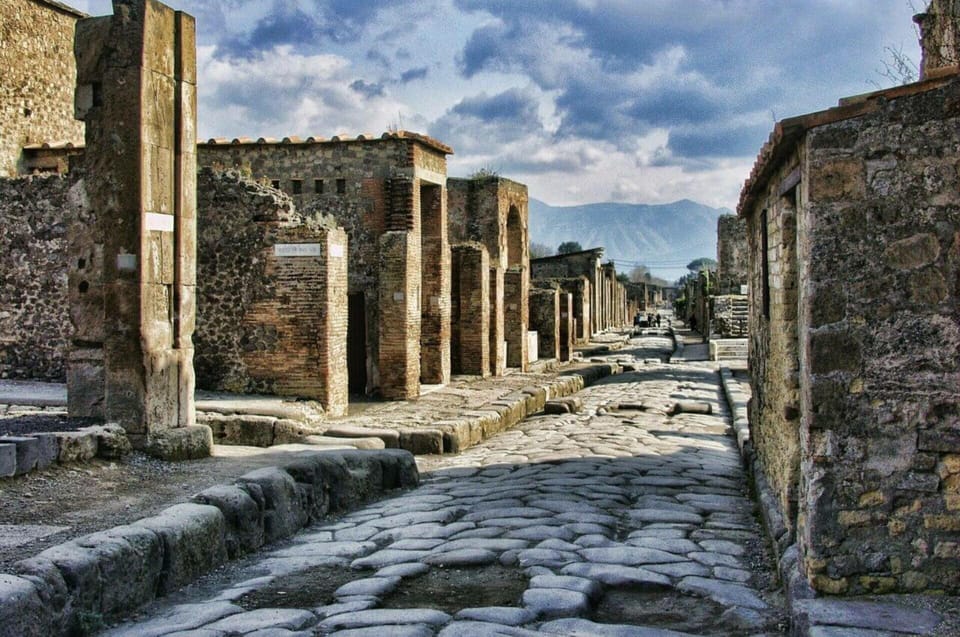 Pompeii: Entry Ticket & Guided Tour with an Expert Historian - Getting in at Piazza Esedra: the fast route starts before Pompeii