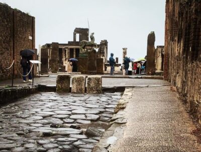 Pompeii in 2h and 30mnt: walk with local guide - Meeting at Pompei Parking Zeus: get oriented fast