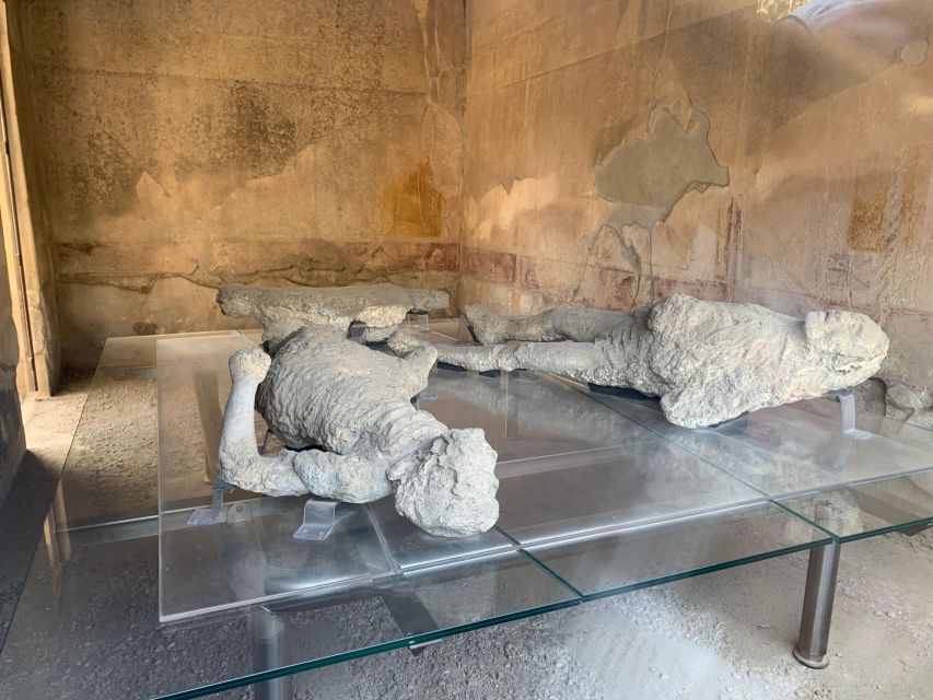 Pompeii in 2h and 30mnt: walk with local guide - Inside the ancient city: houses, shops, spa, and the luparer area