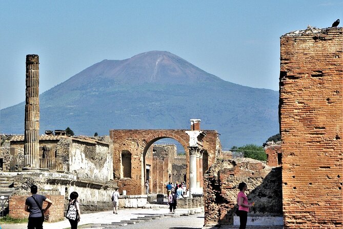 Pompeii private tour - The Naples side of the day: getting your bearings without losing Pompeii time