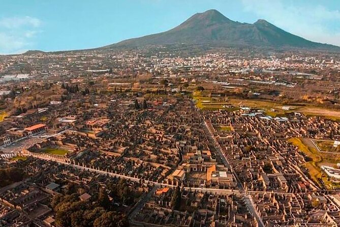 Pompeii private tour with expert guide in archaeology - Main streets, ancient taverns, and shopfront life