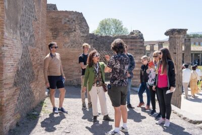 Pompeii: Skip-the-line-Ticket with Guided Tour - How the Archaeologist Guide Uses Headsets and Maps