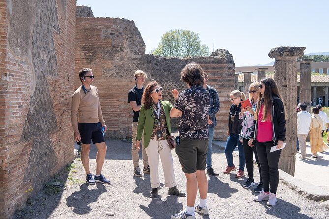Pompeii: Skip-the-line-Ticket with Guided Tour - How the Archaeologist Guide Uses Headsets and Maps