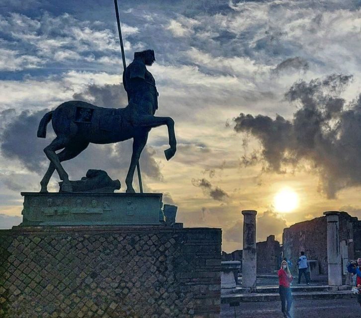 Pompeii Sunset tour for small group - Hidden corners and the photo-stop rhythm