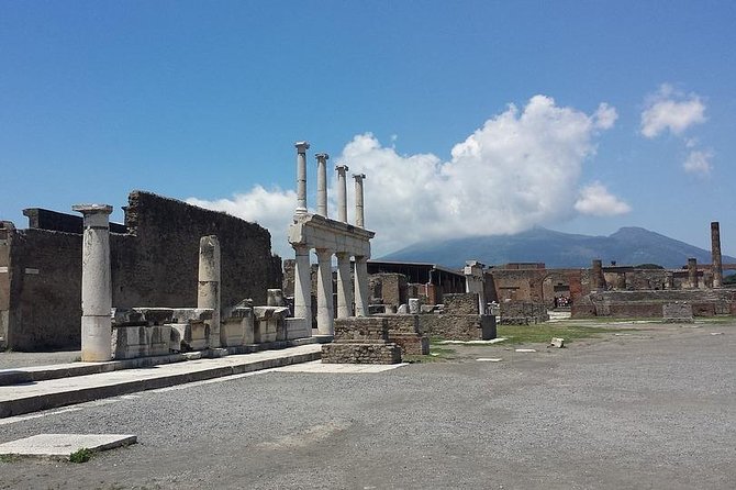 Pompeii Visit at its Most Peaceful Moment - Small group size (15 max) and the Blue Badge difference