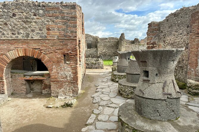 Private Guided Tour of Pompeii Excavations - The big story: Vesuvius (79 AD) and what you learn as you walk