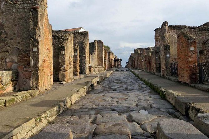 Private Guided Tour of Pompeii. Sunset Tour - Temple of Apollo: a preserved focal point (10 minutes well spent)