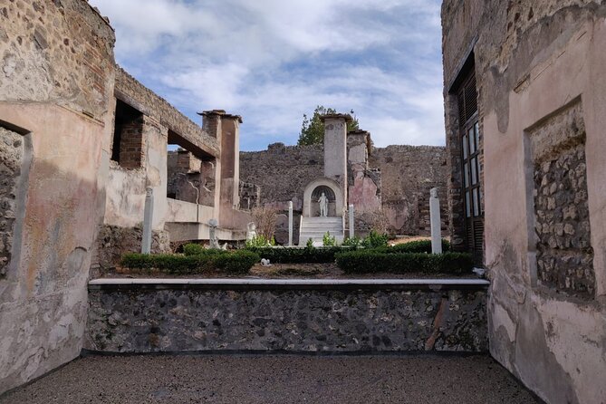 Private Pompeii Tour with Fast-Entrance Tickets to the Ruins & Exclusive Guide - What to expect on the ground: tickets, clothing, and comfort