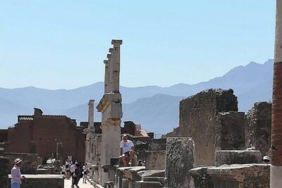 Sharing Tour of Pompeii - Stop 1: The Roman temple buried and later recovered