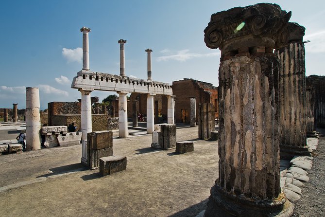Skip-the-Line Pompeii Guided Tour from Naples - Stabian Baths: Public Life, Separate Entrances, and Roman Daily Rhythm